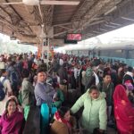 मौनी अमावस्या पर शाही स्नान के लिए संगम नगरी प्रयागराज जाने के लिए डीडीयू जंक्शन पर श्रद्धालुओं की भारी भीड़
