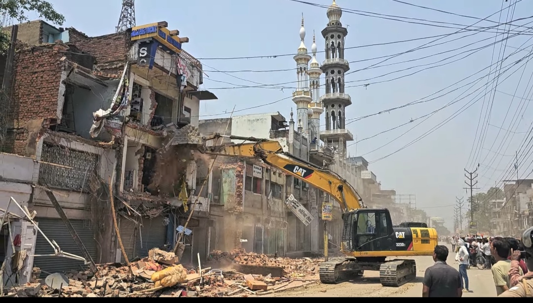 ध्वस्तीकरण कार्रवाई के दूसरे दिन बुलडोजर एक्शन तेज, सपा कार्यालय तक पहुंची कार्रवाई